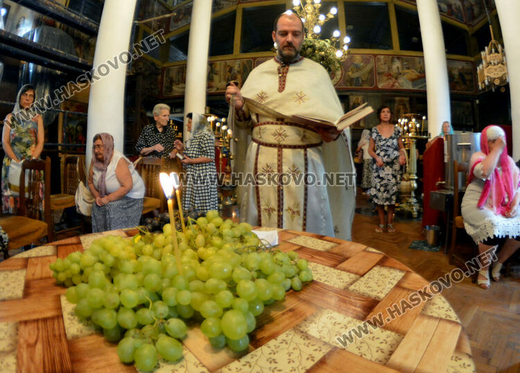 Ритуал по освещаване на първото грозде в Хасково на Преображение Господне