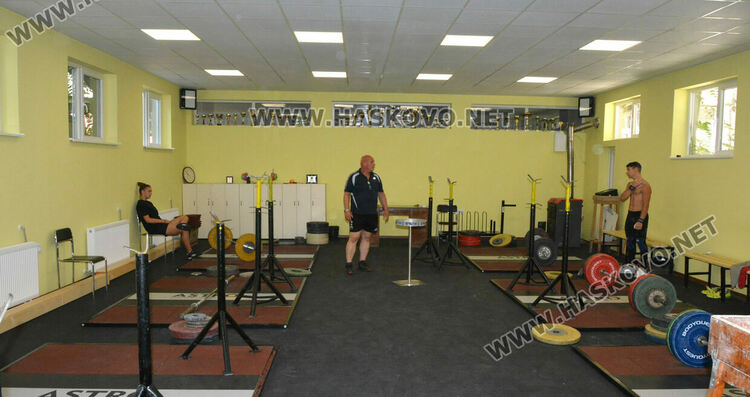 Откриха паметна плоча на Антонио Кръстев в залата по вдигане на тежести в Хасково