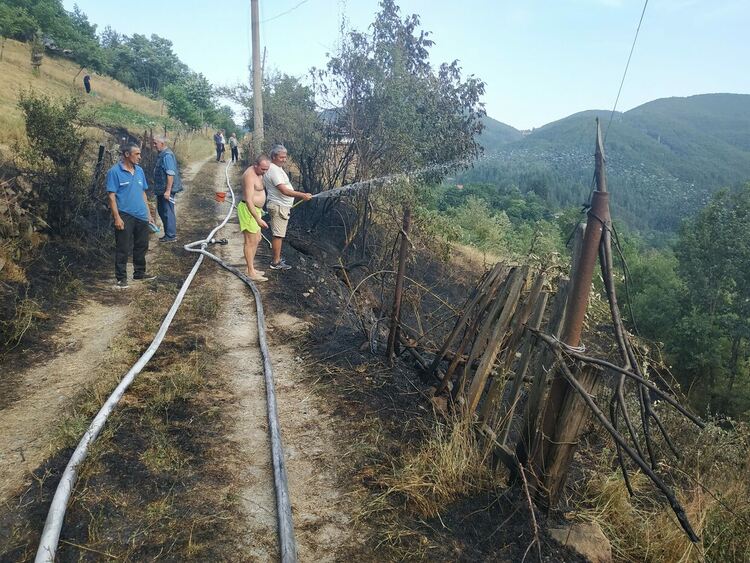 Късо съединение предизвика пожар в село Давидково /обновена/