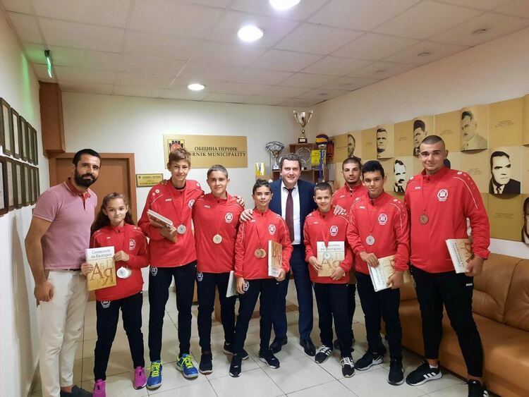 Кметът на Перник се срещна с медалисти от европейското първенство по карате шотокан