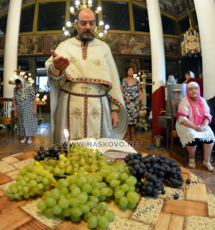 Ритуал по освещаване на първото грозде в Хасково на Преображение Господне