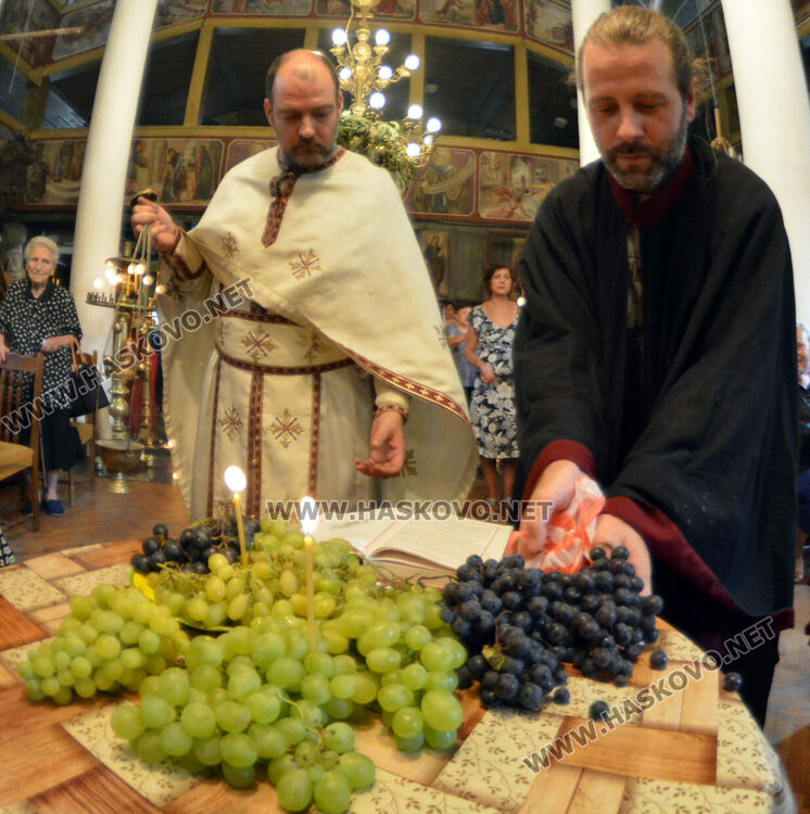 Ритуал по освещаване на първото грозде в Хасково на Преображение Господне