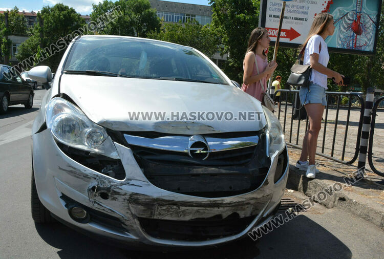 Млада водачка с Опел се заби в Нисан край „Лебеда”