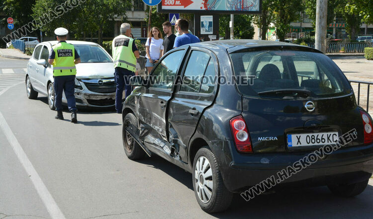 Млада водачка с Опел се заби в Нисан край „Лебеда”