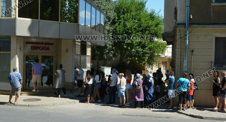 Отново опашка за тестове за коронавирус в Хасково