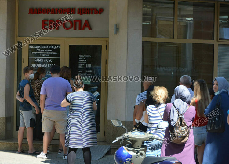 Отново опашка за тестове за коронавирус в Хасково