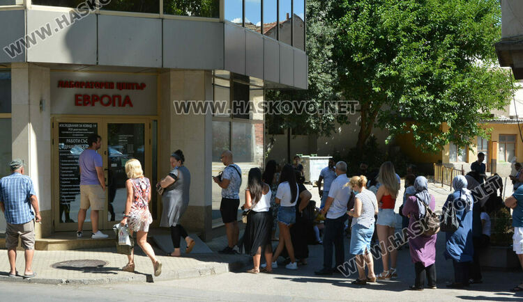 Отново опашка за тестове за коронавирус в Хасково
