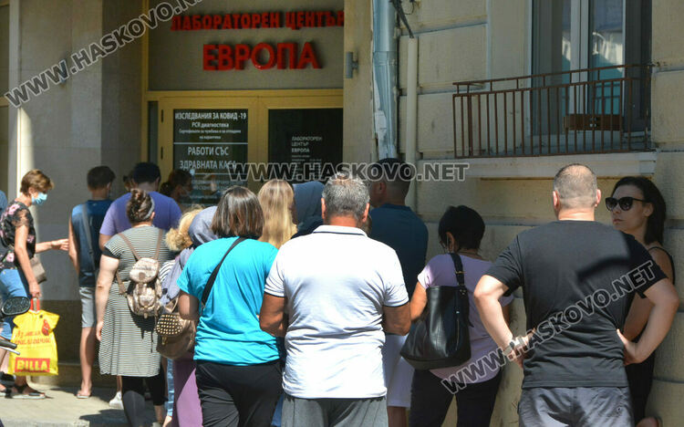 Отново опашка за тестове за коронавирус в Хасково