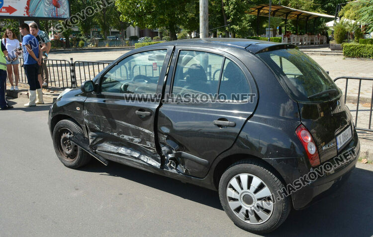 Млада водачка с Опел се заби в Нисан край „Лебеда”