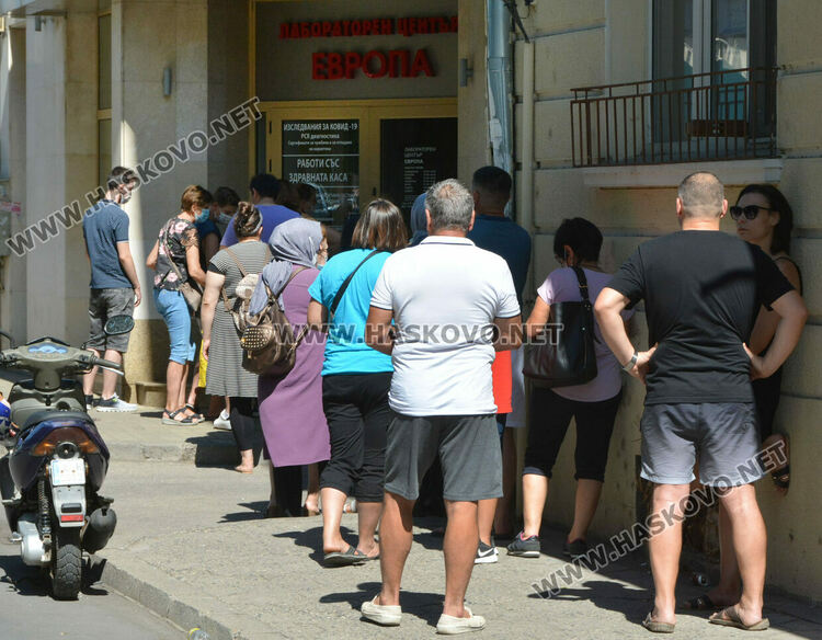 Отново опашка за тестове за коронавирус в Хасково