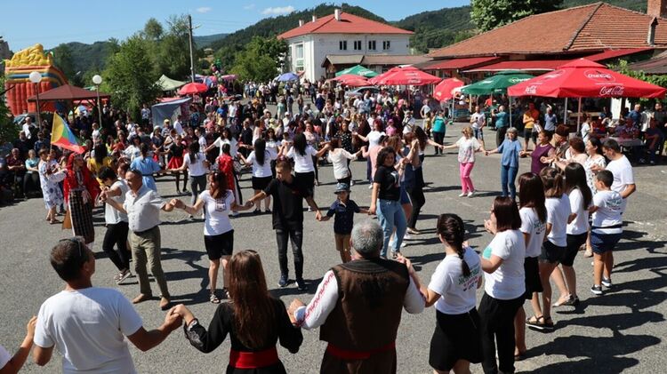 Кръшни хора се извиха на традиционния събор в Жълтуша