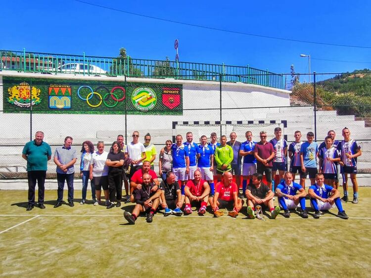 "Вълците" от Харманли спечелиха тунира по хокей на трева в Баните