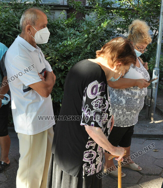 Опашка за пенсии пред пощата в Хасково