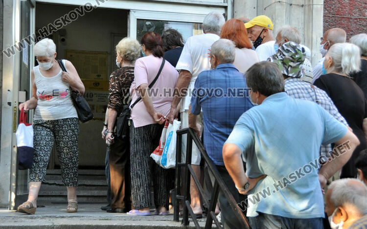 Опашка за пенсии пред пощата в Хасково