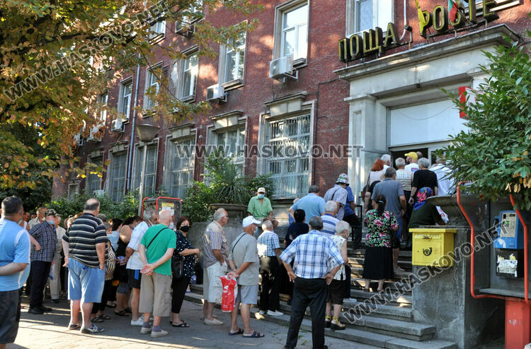 Опашка за пенсии пред пощата в Хасково