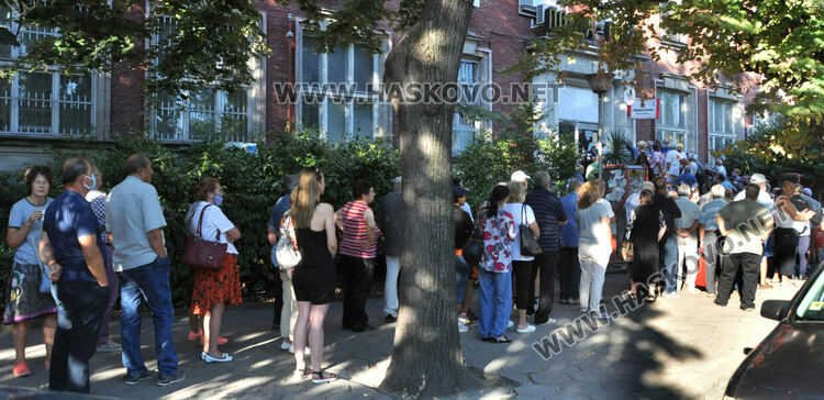 Опашка за пенсии пред пощата в Хасково