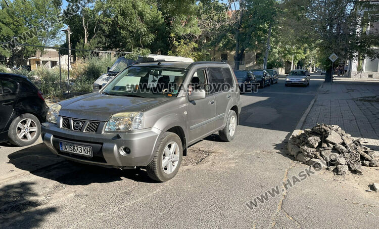 Изкърпват дупките по улица „Георги Кирков“