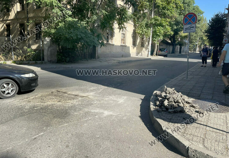 Изкърпват дупките по улица „Георги Кирков“