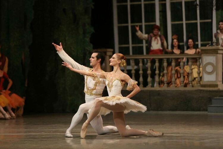 Звездите на Софийска опера и балет греят на димитровградска сцена