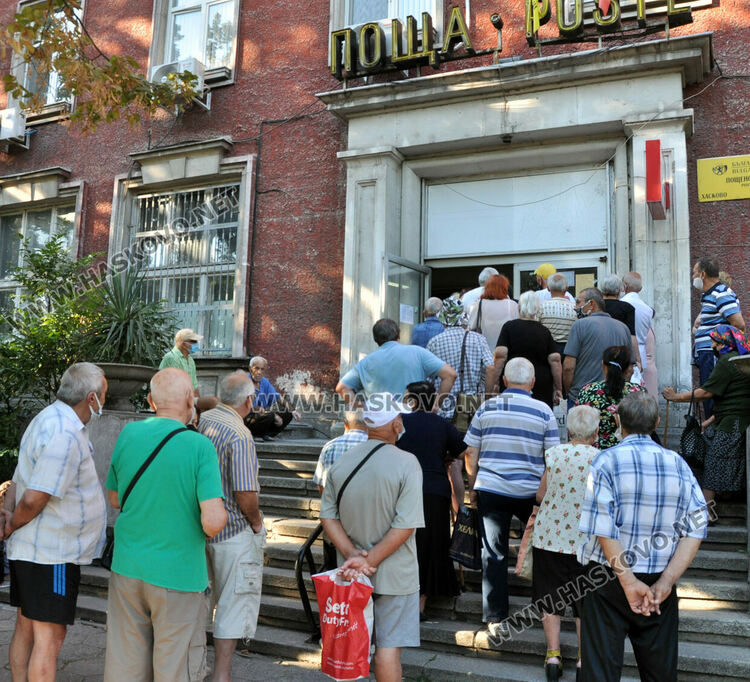 Опашка за пенсии пред пощата в Хасково