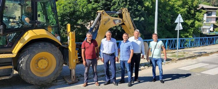 Работи се усилено на няколко строителни обекта в Неделино