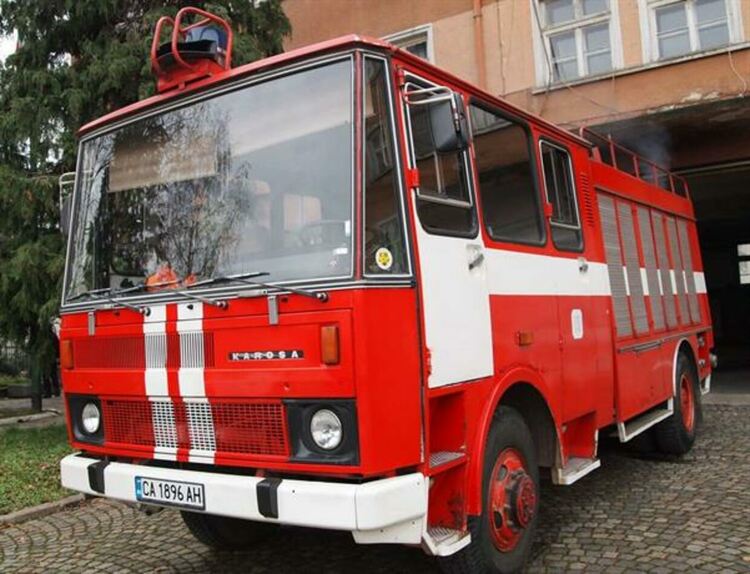 Пожар в необитаема къща застраши съседите