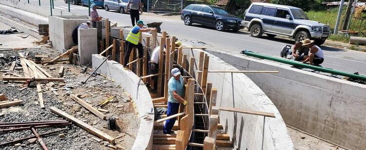 Работи се усилено на няколко строителни обекта в Неделино