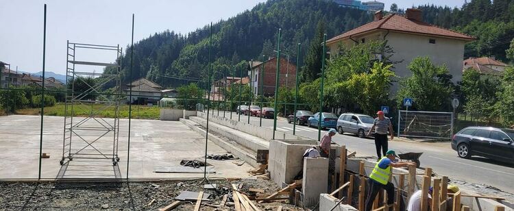 Работи се усилено на няколко строителни обекта в Неделино