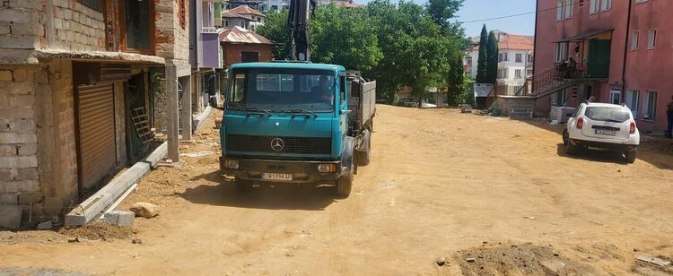 Работи се усилено на няколко строителни обекта в Неделино