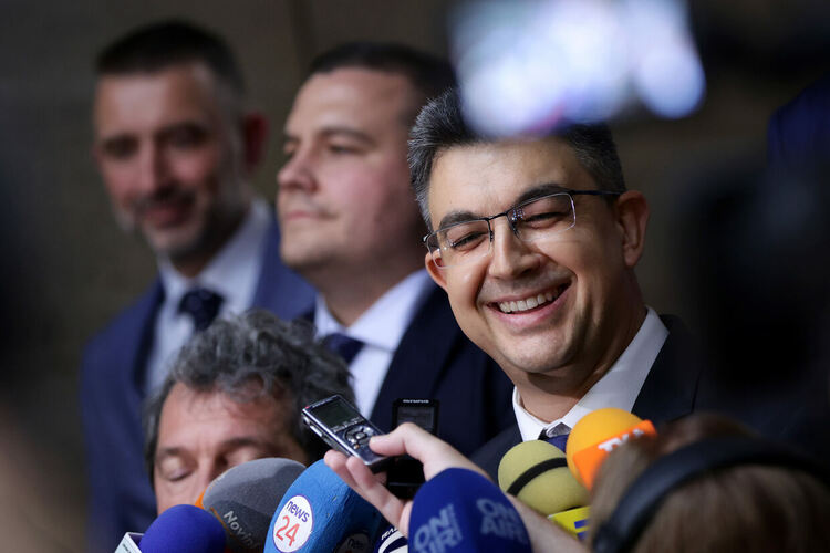 Номинираният за премиер Пламен Николов обяви, че оттегля кандидатурата си