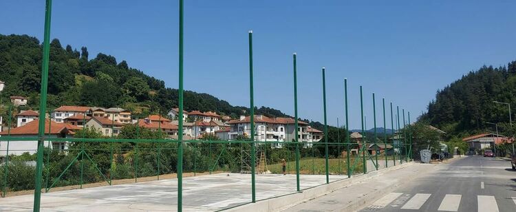 Работи се усилено на няколко строителни обекта в Неделино