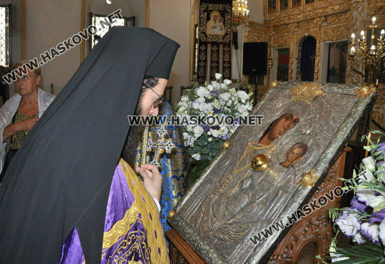 Дядо Николай носи чудотворната икона на Света Богородица "Златна ябълка" в Хасково