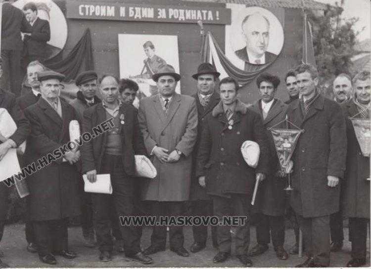  Снимки: авторът. Местният партиен актив с наградени отрядници с. Миладиново 1968 г.