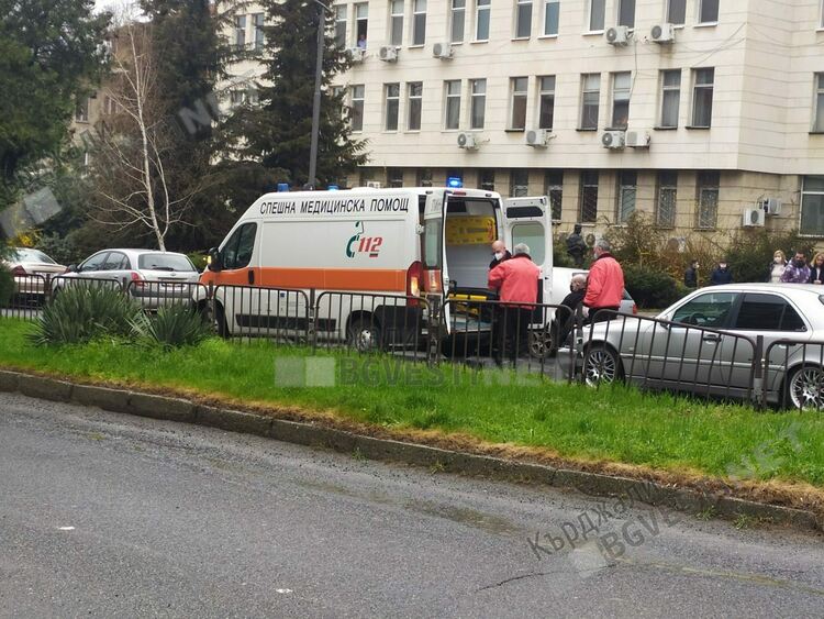 Медиците от Центъра за спешна медицинска помощ в Кърджали подкрепят колегите си с подписка