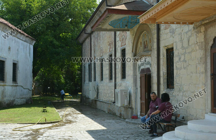 Дядо Николай носи чудотворната икона на Света Богородица "Златна ябълка" в Хасково