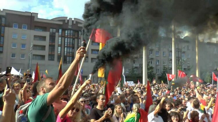 Полицията в Литва използва сълзотворен газ срещу протестиращи срещу ограничаването на правата на неваксинираните