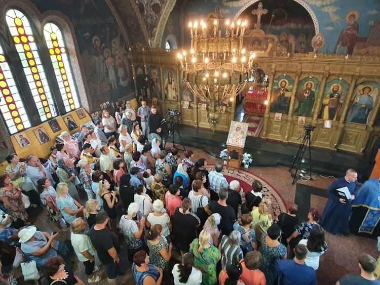 Иконата "Златна ябълка" събра стотици миряни в Първомай