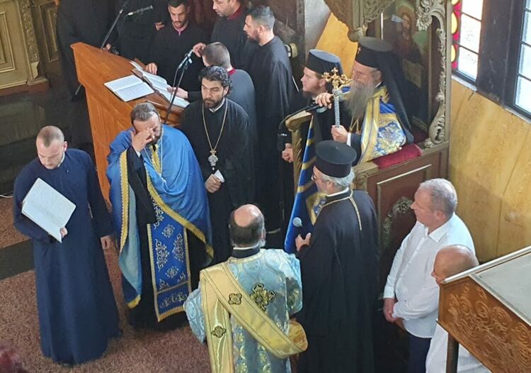 Иконата "Златна ябълка" събра стотици миряни в Първомай