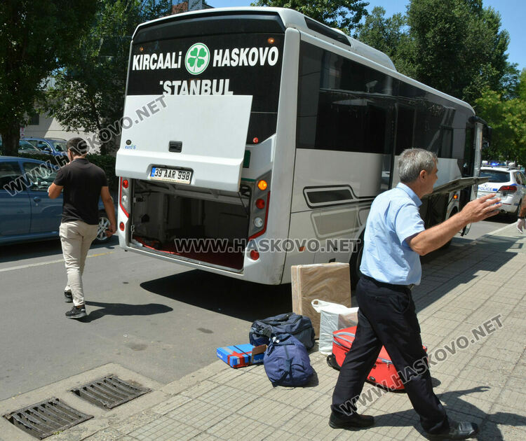 Още един автобус тарашиха за цигари пред полицията в Хасково