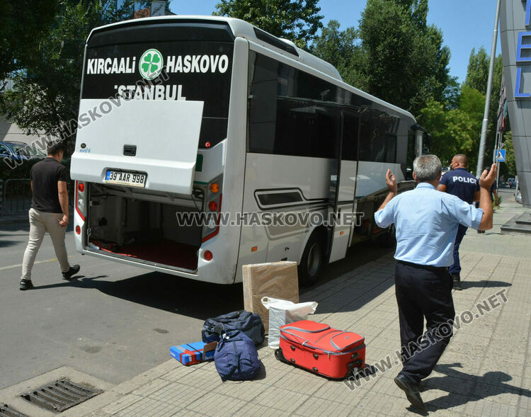 Още един автобус тарашиха за цигари пред полицията в Хасково