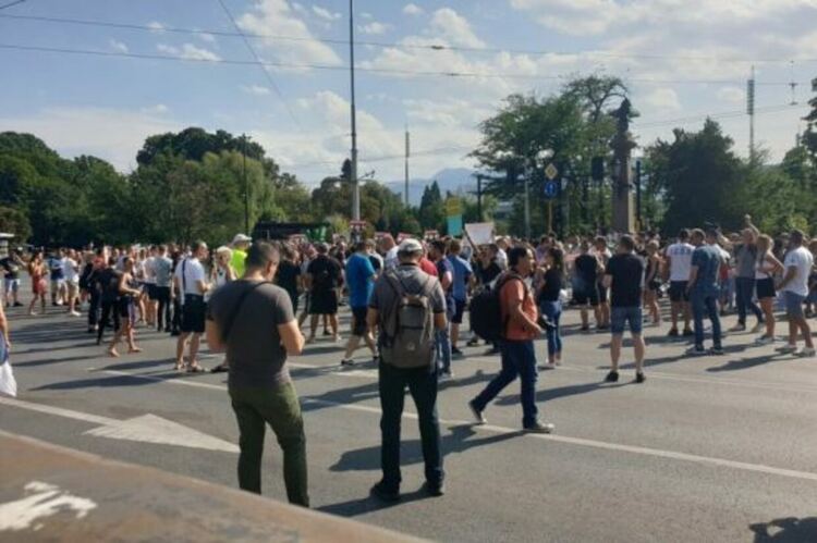 Собствениците на заведения от Пловдив за втори път затвориха възлово кръстовище 