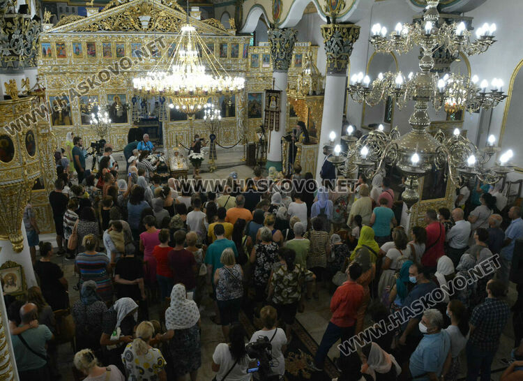 Хасково посрещна Пловдивския митрополит Николай и чудотворната икона на Света Богородица "Златна ябълка"