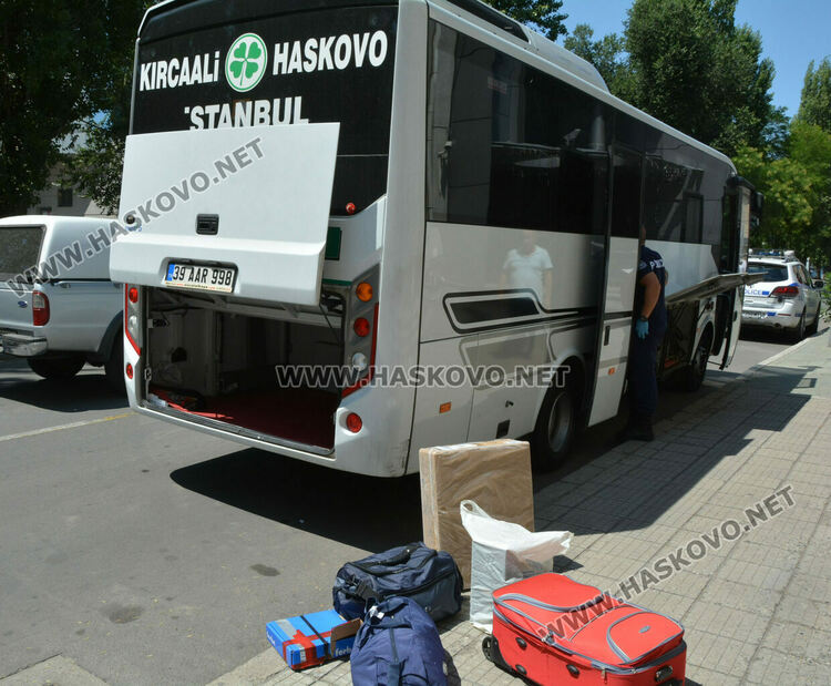 Още един автобус тарашиха за цигари пред полицията в Хасково