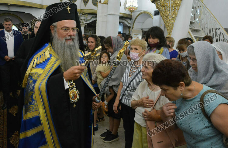 Хасково посрещна Пловдивския митрополит Николай и чудотворната икона на Света Богородица "Златна ябълка"