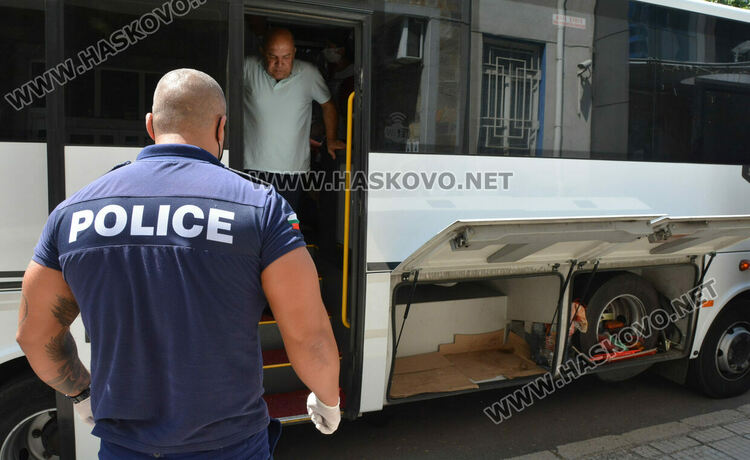 Още един автобус тарашиха за цигари пред полицията в Хасково