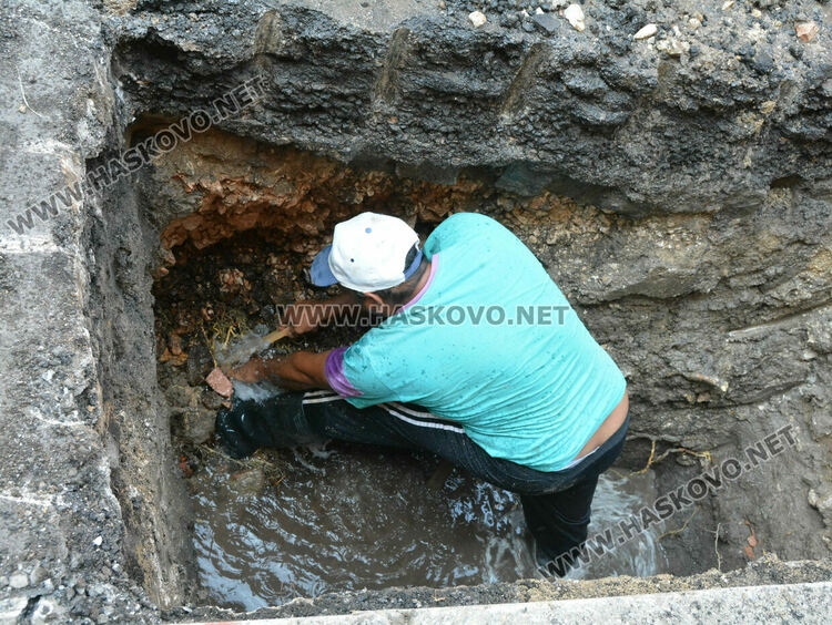 Разкопаха Кърджалийска за отстраняване на авария, откриха я след наводняване в мазета