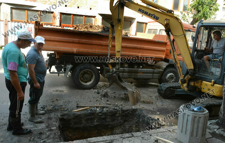 Разкопаха Кърджалийска за отстраняване на авария, откриха я след наводняване в мазета