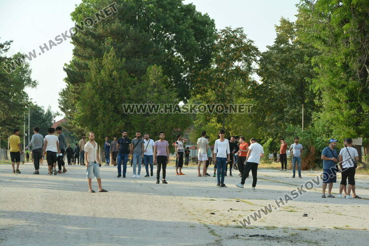 Слаба подкрепа на протеста на „Възраждане“ срещу бежанците в Харманли