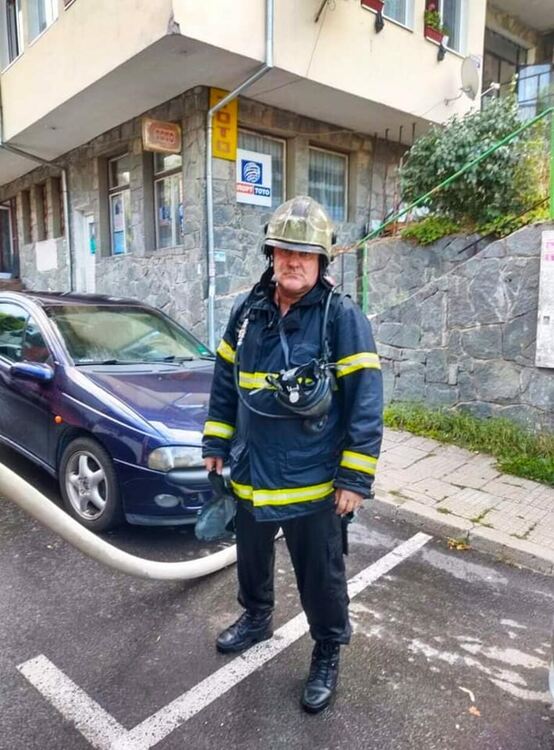 На фаталния петък 13-ти пожарникари спасиха инвалид от горящ апартамент