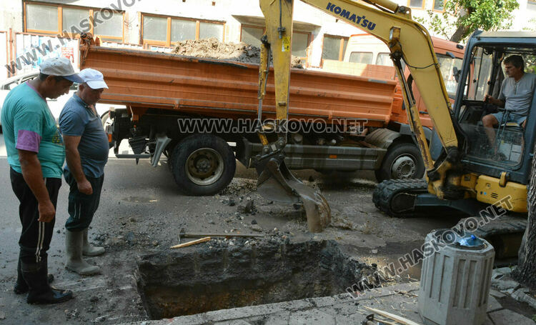 Разкопаха Кърджалийска за отстраняване на авария, откриха я след наводняване в мазета